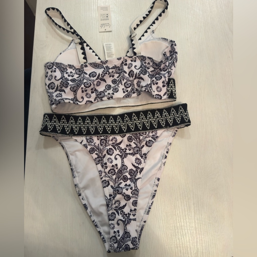 Cupshe Pisley Floral Plunging Bikini Top &
Cheeky Bottoms Set - Picture 4 of 6